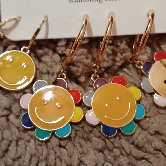 Rambling Rose smiley face earrings - Picture 3 of 4